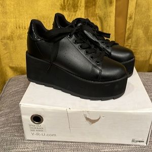 YRU LaLa sneaker